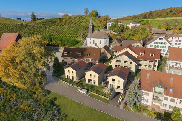 Neubauprojekt Naturblick Dörflingen: Vogelperspektive aufs Projekt und Aussicht auf die umliegenden Rebberge und die Kirche
